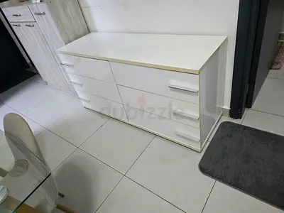 White 6-Drawer Dresser / Chest in Good Condition