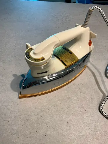 Geepas dry iron
