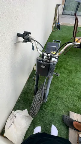 Kugoo wish o1 white and black se pro taper bars surgeon bag and top speed 75 and moto cutz grips