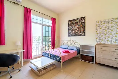Spacious Room in Beautiful Villa near Beach | Professional House Share | Parking & Maid