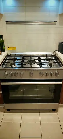 Hisense Stainless Steel 5-Burner Gas Range with Large Convection Dual Fan Oven - Very good Condition