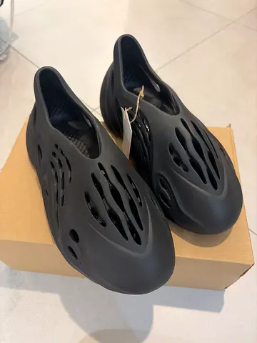 New black slip-on foam clogs 10/ 42- lightweight