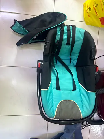 Infant car seat / baby carrier in teal and black - used
