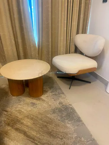 Modern lounge set of 2 chairs with round coffee table with marble top - set in good condition