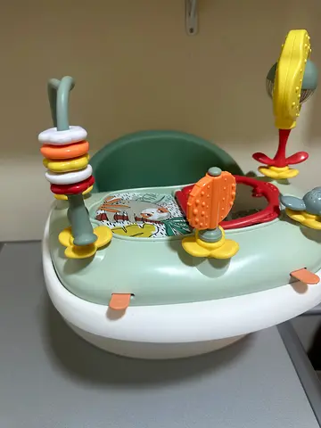 Baby activity seat with toys - light green, good condition كرسي اكل والعاب لم يتم استخدامه