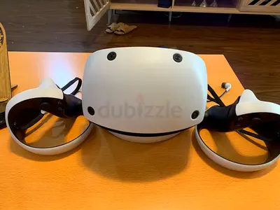 Meta Quest 2 VR Headset with Touch Controllers - White (Good Condition)
