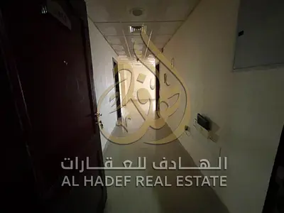 غرفتين وصالة للإيجار السنوي في التعاون بالشارقة مع موزع واسع وغرفة خادمة وبلكونتين وإطلالة مفتوحة وتكييف وغاز مركزي وجيم ومسبح مجاني ودفع مرن