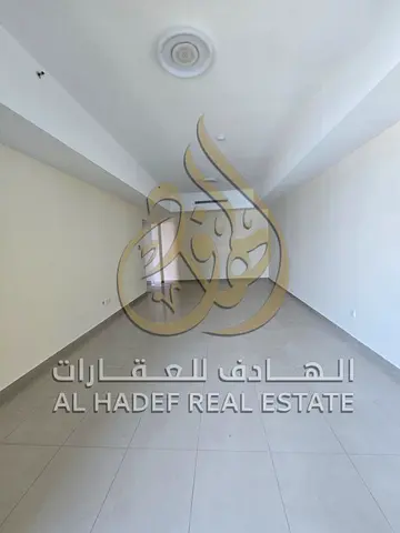 غرفة وصالة للإيجار السنوي في القصباء الشارقة بإطلالة مفتوحة وبلكونة كبيرة، حمامين وتشطيبات ممتازة، دفع على 4 دفعات وموقع مميز قريب من الخدمات