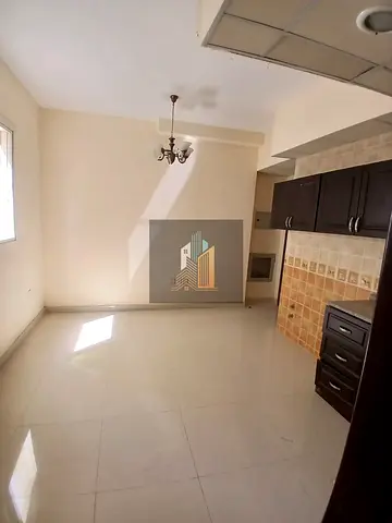NEAR AL MADINA , NEAT AND CLEAN FAMILY BUILDING APPARTMENT NEAR KACHA PARKING