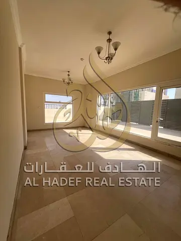 شقة غرفتين وصالة للإيجار السنوي في القليعة الشارقة، 3 حمامات، تكييف مجاني، باركينج مجاني، شهر إضافي مجاني، والدفع على 4 أو 6 دفعات