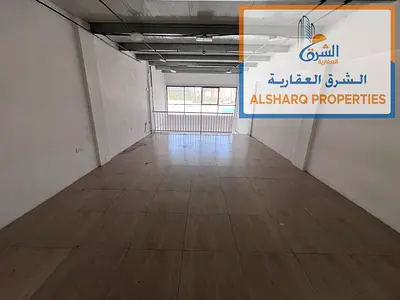 Commercial unit with a ground floor and a mezzanine; the ground floor is 60 sqm and the upper level is 40 sqm, totaling 100 sqm. It is situated in a s