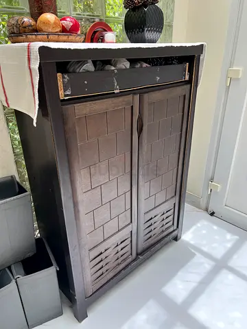 Shoe cabinet