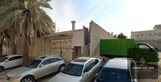 للبيع أرض سكنية تجارية بالنعيمية 3 عجمان بمساحة 10 آلاف قدم مربع مبني عليها بيت عربي موقع شارع وسكة تصريح أرضي و6 طوابق بالقرب من الشارع العام