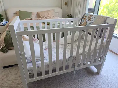 White Wooden Baby Crib in Good Condition - Single Side Removable - MICUNA dolce magic