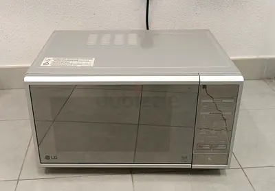 Used countertop microwave oven - good working condition