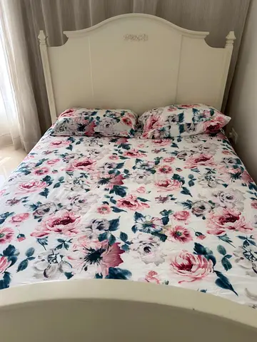 Classic White Wooden Bed Frame with Carved Headboard from Pottery and Barn 160X200cm
