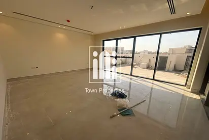 سعر مميز | فيلا فاخرة تصميم ممتاز | 5 غـرف مـاستر | مساحة كبيـرة |