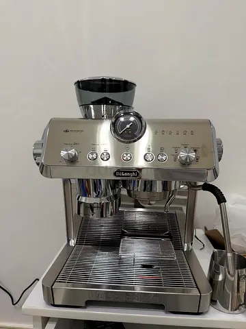 De'Longhi La Specialista coffee Machine with Grinder EC9555 M used one time only