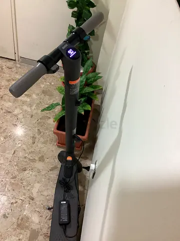Electric Scooter with Display - Excellent Condition