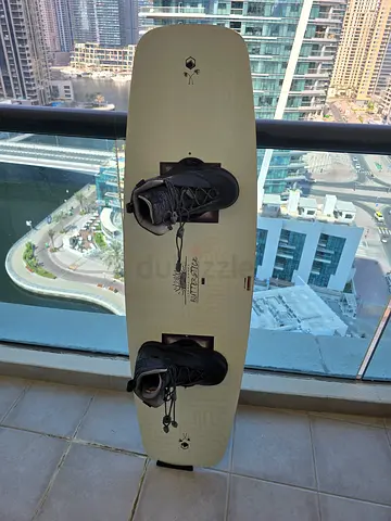 Wkeboard BUTTERSTICK 145 with Liquid force bindings - excelent condition