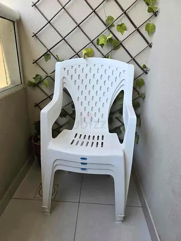 Set of 3 White Plastic Stackable Patio Chairs - Good Condition