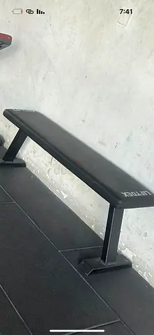 Flat workout bench - sturdy steel frame, good condition