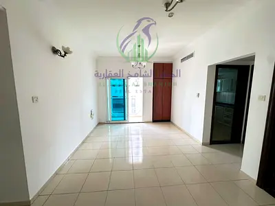 شقة غرفة وصالة للإيجار السنوي في التعاون الشارقة بمساحة واسعة وبلكونة وخزائن وحمامين