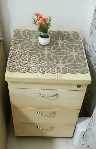 Two Light wood 3-drawer bedside cabinet with lock - Excellent condition