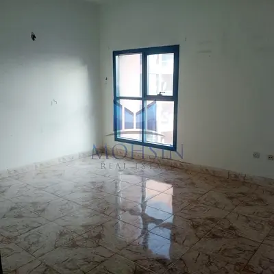 شقة مكونة من غرفتي نوم وصالة للإيجار في أبراج النعيمية، عجمان.