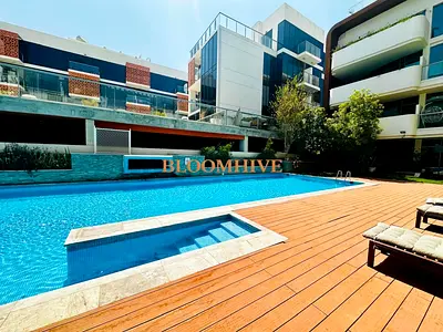 SPACIOUS STUDIO WITH BALCONY AND KITCHEN APPLIANCES.