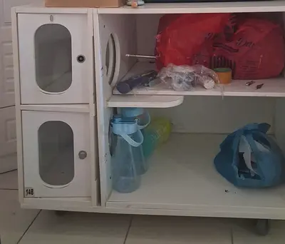 White wooden storage cabinet with 2 doors - good condition