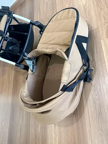 Lightweight beige Yoyo stroller with canopy - excellent condition