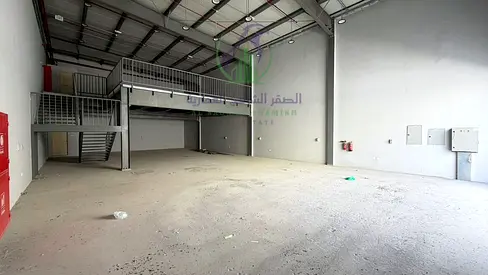 مستودع 3750 قدم للإيجار في الصناعية 13 على شارع رئيسي
