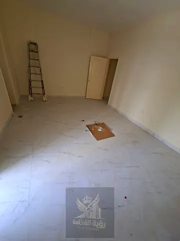 للإيجار في الشارقة منطقة المجاز 2 شارع جمال عبدالناصر شقة واسعة مكونة من 3 غرف وصالة، مناسبة للعائلات كما تصلح للمكاتب، وتقع في موقع مميز بمنطقة المجا