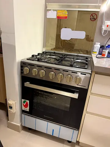 Stainless Steel 4-Burner Gas in very Good Working Condition still under warranty