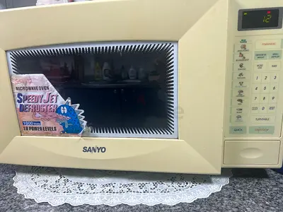SANYO microwave oven in V good condition