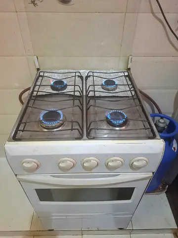 Cooking range and gas cylinder