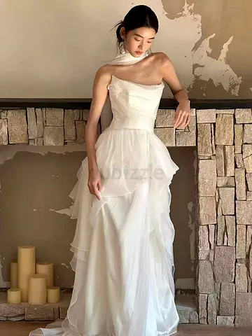 Elegant White Strapless Wedding Dress with Ruffled Skirt