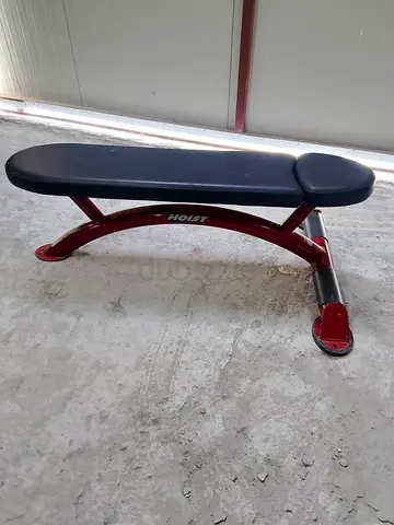 Hoist flat workout bench in good condition