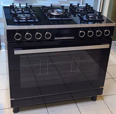 New model Bosch Full Gas 5 Burner 90 cm black color freestanding
