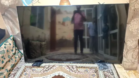 82-inch samsung smart QA82Q60R LED Smart TV in good working condition