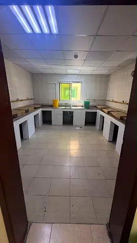 شامل كل الفواتير / ٨ أفراد داخليا / موقع استراتيجي / جاهزه للانتقال الفوري / مساحه كبيره