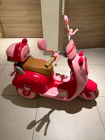 Pink Kids Ride-On Scooter Toy with Handlebar Mirrors