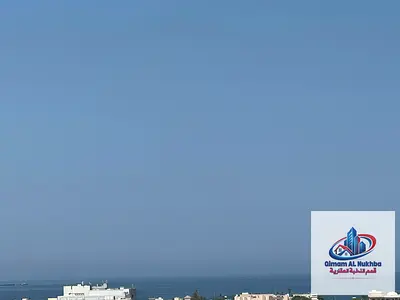 غرفتين وصالة للإيجار في المجاز 3 الشارقة، إطلالة بحرية، بلكونة، حمامان، مطبخ كبير، تكييف وغاز مركزي، تشطيبات فندقية وصيانة مجانية