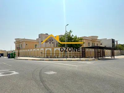 Corner unit Specious huge size 5bedroom villa with maid room covers parking