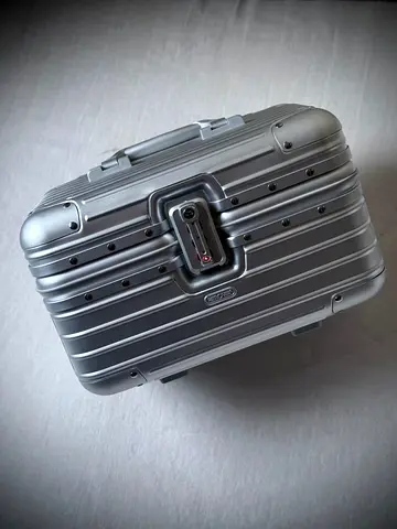 MAKEUP RIMOWA CARRY-ON SUITCASE