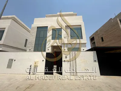 منطقة الحوشي، الشارقة؛ نقدم لك فيلا فاخرة للإيجار السنوي مكونة من طابقين بموقع استراتيجي مميز (صف أول - شارع الخدمات على طريق مليحة العمومي)