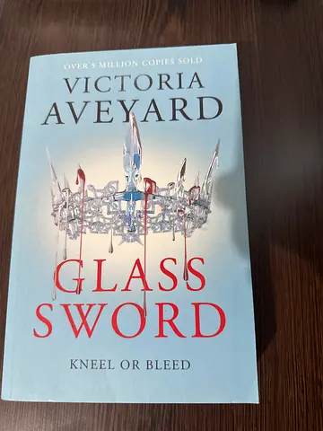 Glass Sword by Victoria Aveyard - Paperback