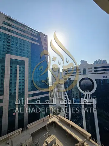 غرفتين وصالة للإيجار السنوي في المجاز 2 الشارقة مع غرفة ماستر وبلكونة، موقف مجاني، جيم ومسبح مجاني، دفع على 4 دفعات وموقع مميز قريب من الخدمات