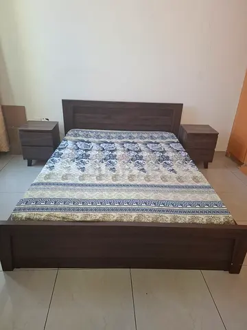 Complete Matching 5-Piece Bedroom Set (Bed, Mattress, Dressing Table & Nightstands) – Excellent Cond